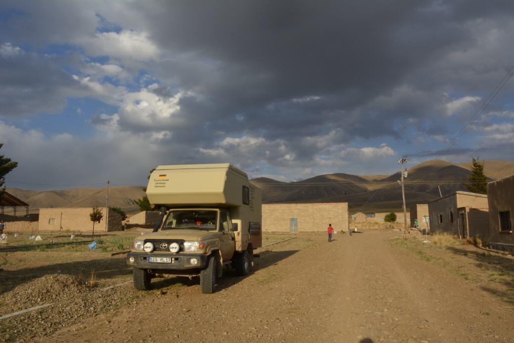 Dorfplatz in Sora, RN1 vor Oruro/Bolivien