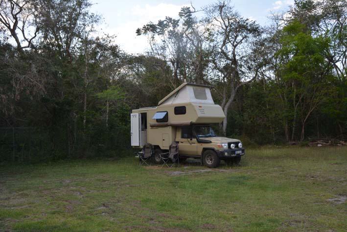 Wiese/Parkplatz vor den Ruinen, Uxmal/Mexiko