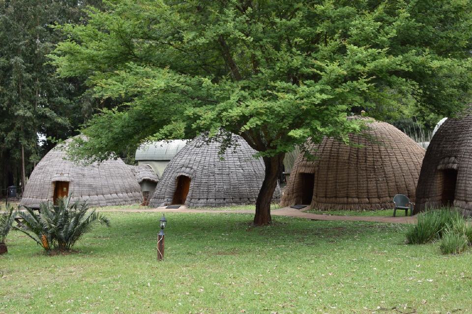 Traditionelle Bienenkorb-Hütten im Camp