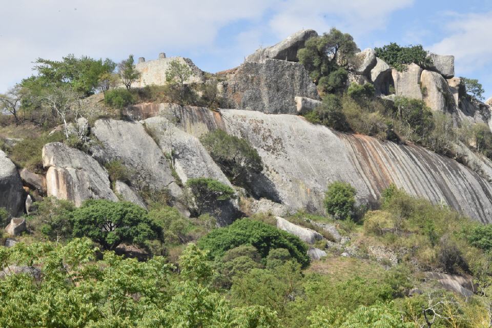 Die Bergruine thront auf den Felsen.