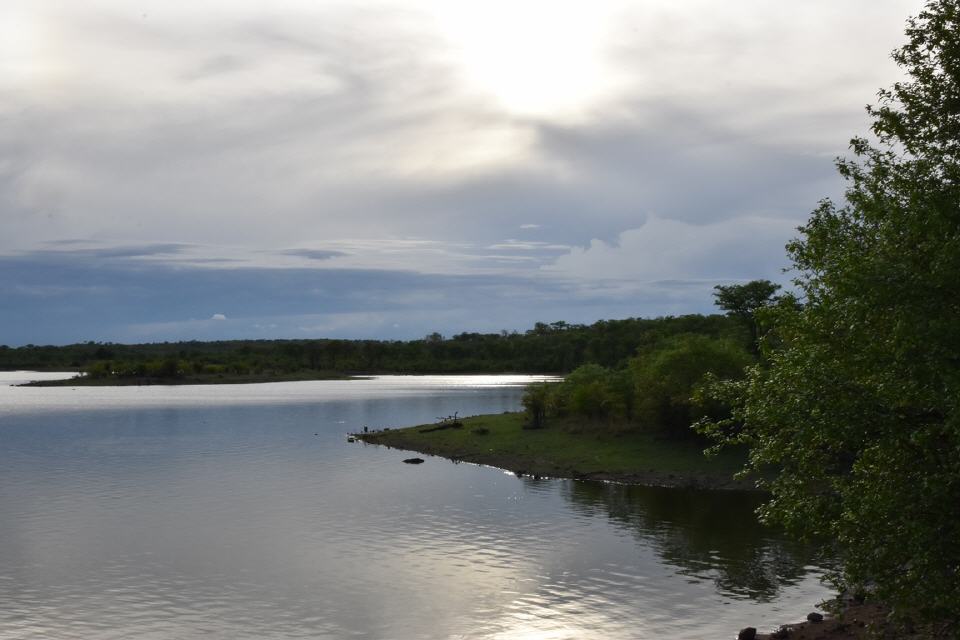 an einem Stausee