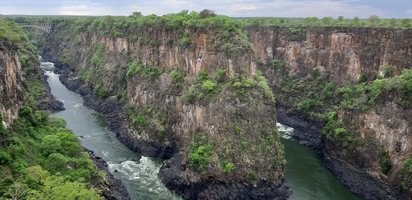 ...auf den Sambesi mit der Victoria Falls-Brücke im Hintergrund