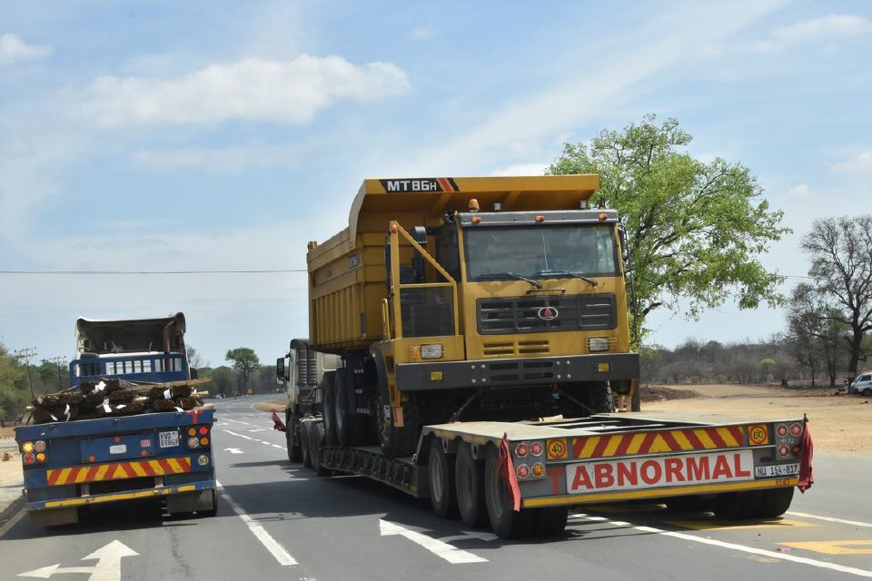 Der Schwertransporter hat es eilig.