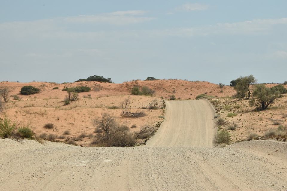 Rote Kalahari-Dünen und gute Pisten.