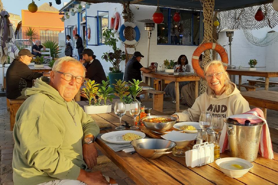 Fischrestaurant mit leckerem Meeresfrüchte-Topf