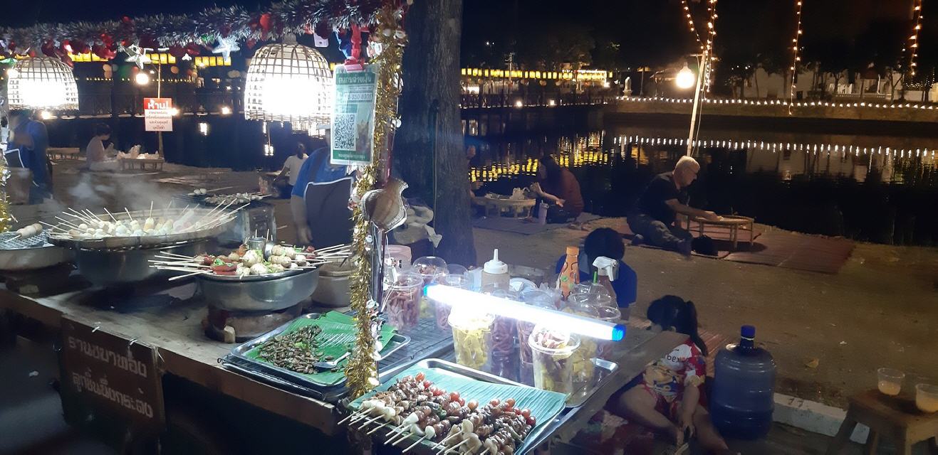 Nachtmarkt mit netten Plätzen am Teich.