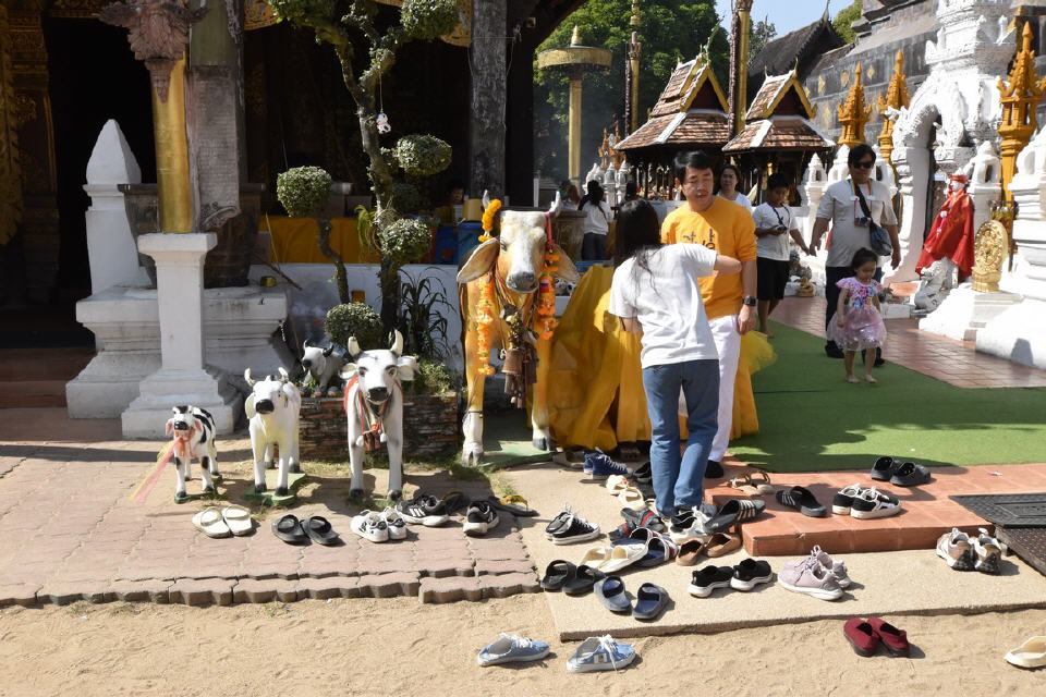 Ein wichtiges Ritual: Schuhe aus am Tempeleingang