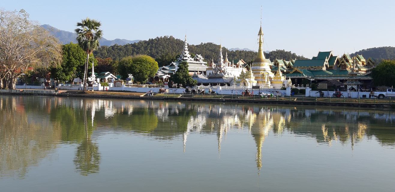 Hübscher Teich & Tempel in Mae Hong Son 