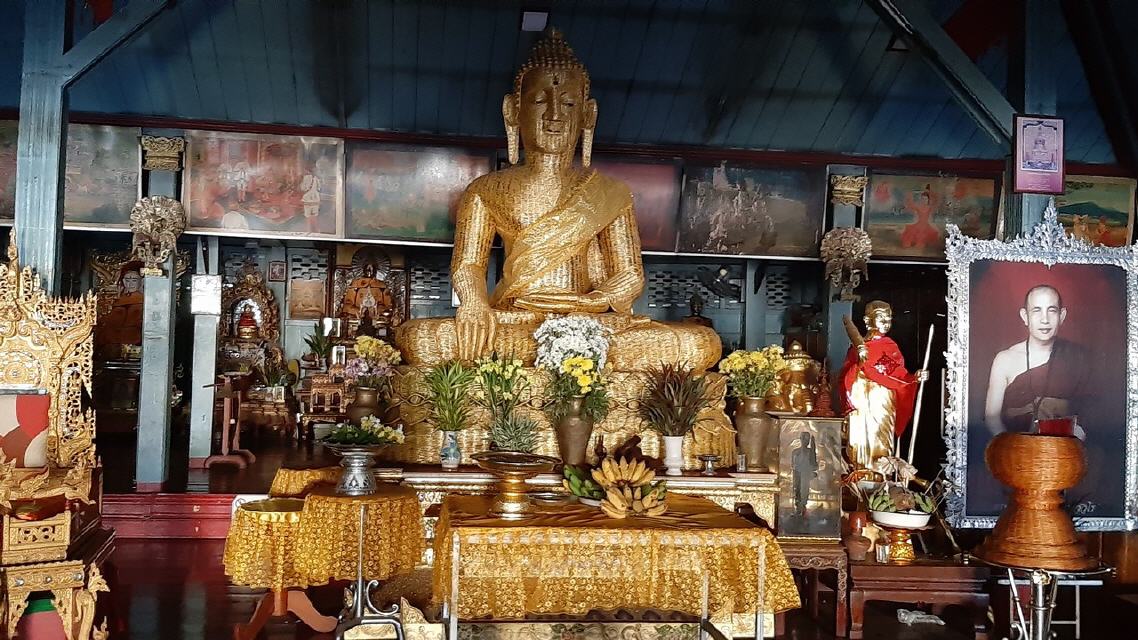 Aus Rattan geflochtene Buddhastatue