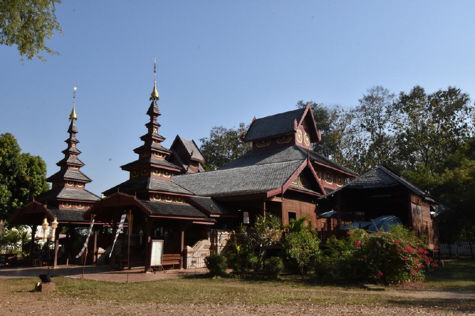 Tempel aus Teakholz in Phrae