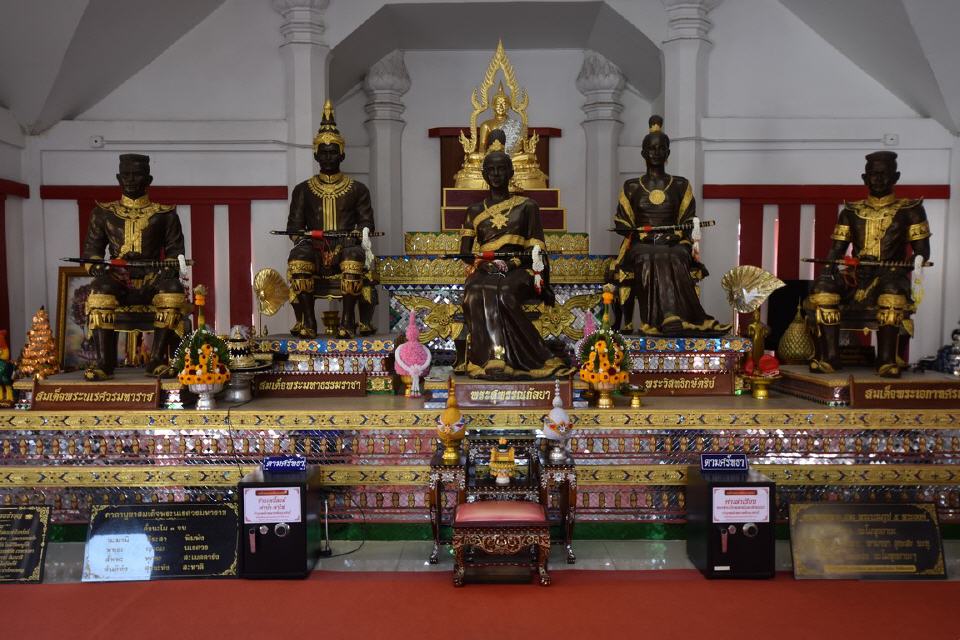 Ungewöhnlich: dunkelhäutige Buddha Skulpturen