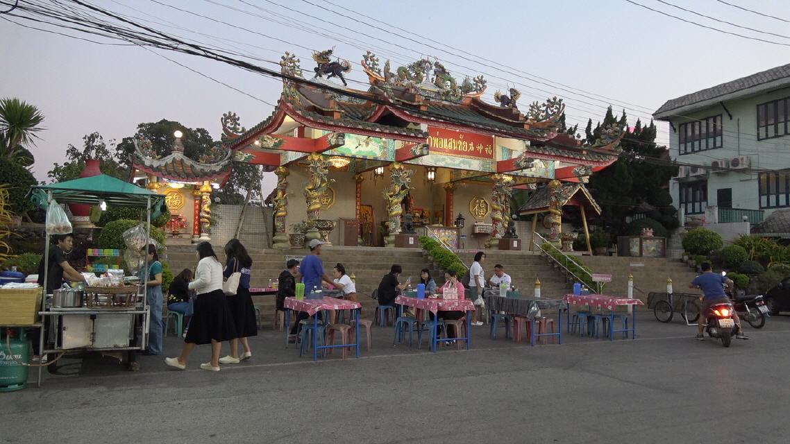 Abendlicher Straßenmarkt in Phrae.