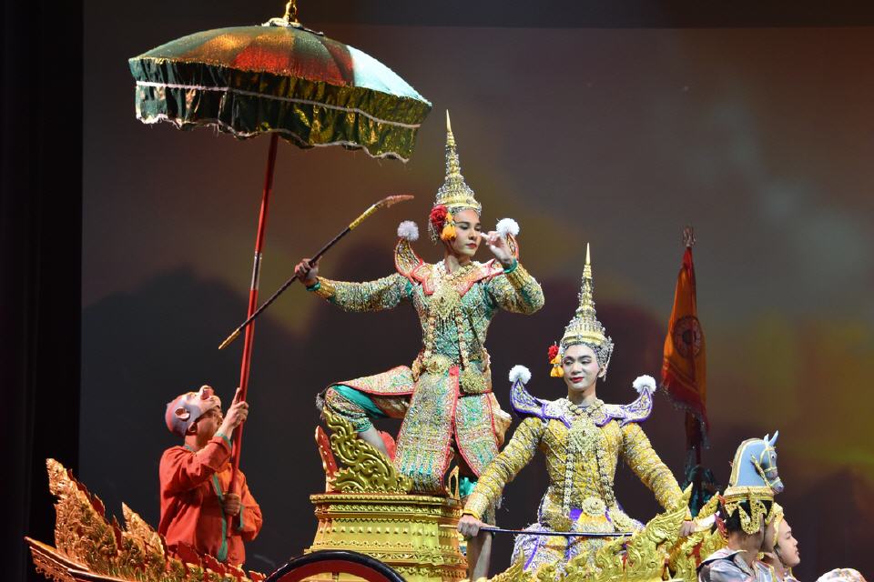 Aufführung des klassischen Maskentanzes "Khon"
