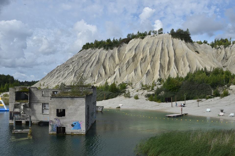 ein ehemaliger Steinbruch - heute ein Abenteuerspielplatz