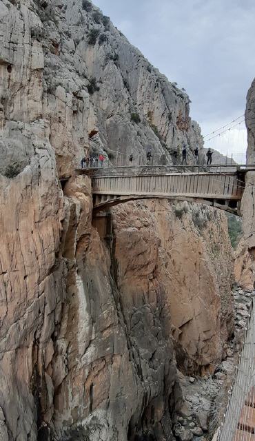 Hängebrücke über die Schlucht