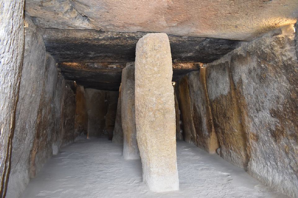 Ein mit Granitplatten bedeckter Grabraum von ca. 3.500 vor Christus