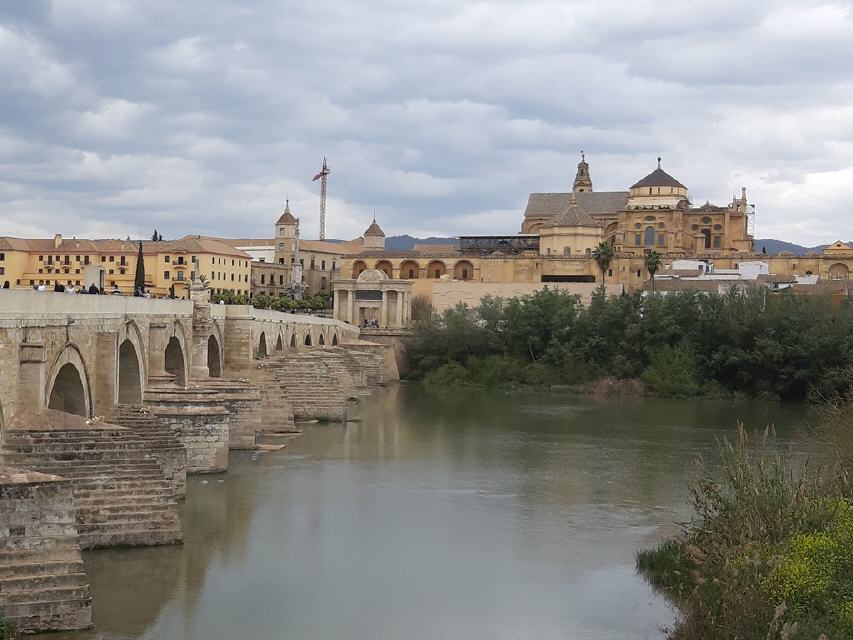 im Hintergrund die Mezquita-Kathedrale