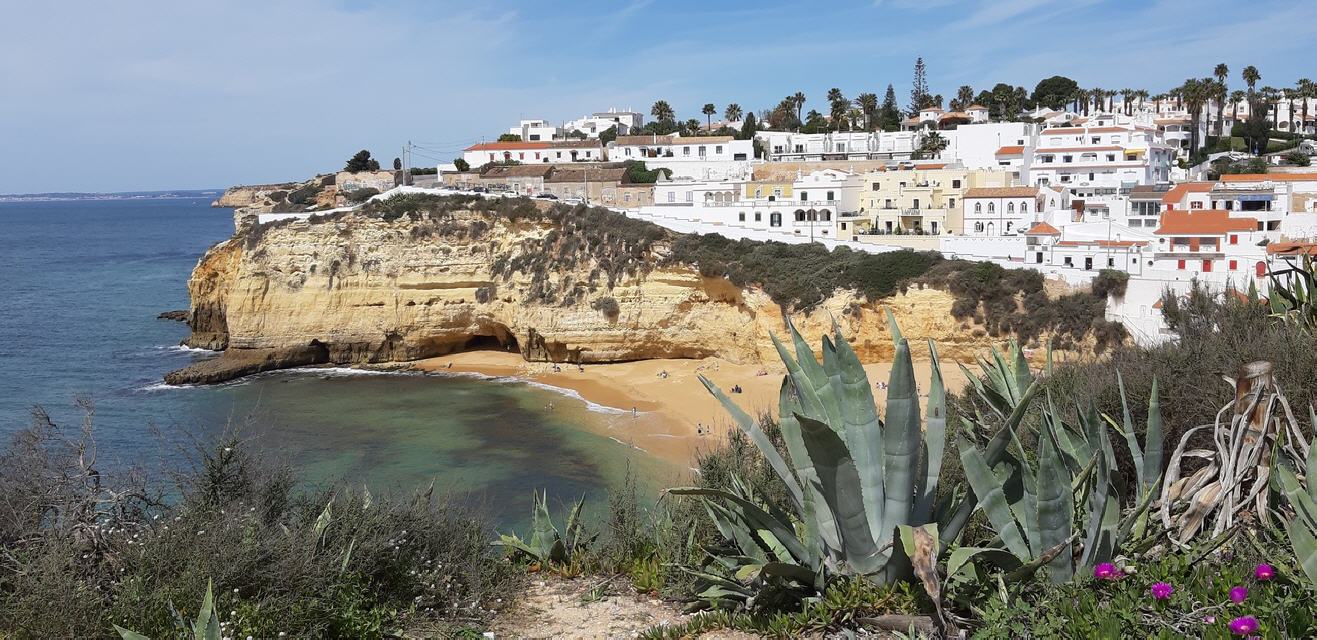 Carvoeiro an einer malerischen Bucht mit kleinem Strand