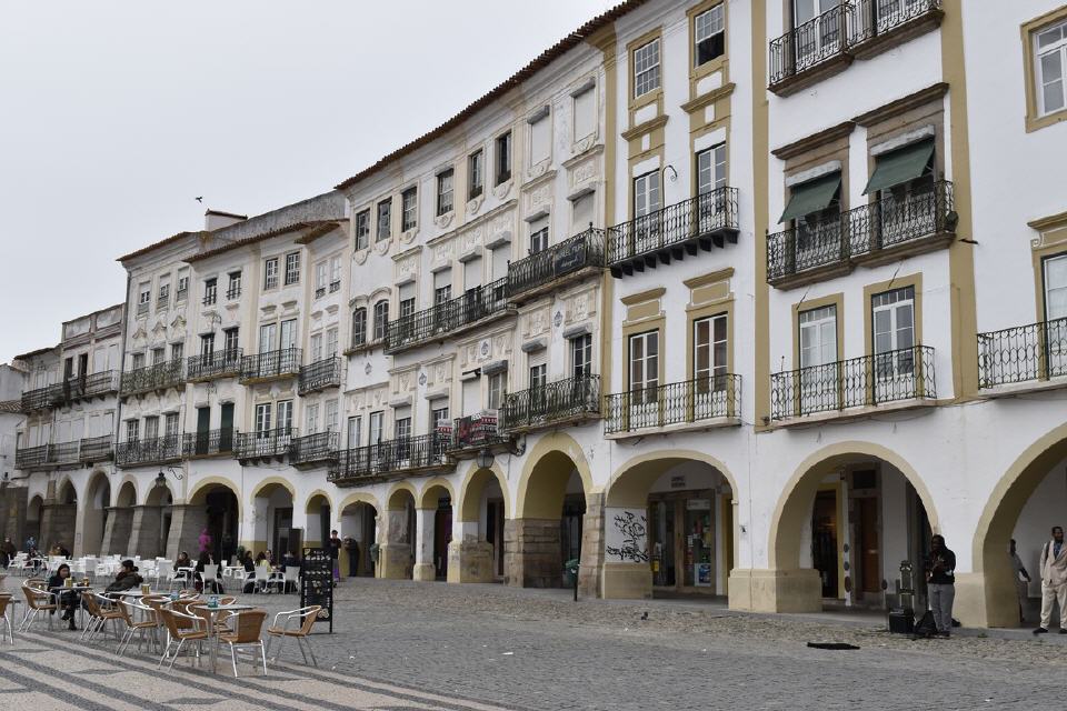 Hauptplatz mit schönen Arkadengängen