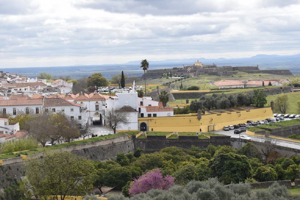Festungsmauern der Stadt und ein weiteres Fort auf einem Hügel 