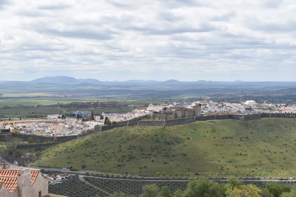 Blick auf Elvas mit seiner Wehrmauer 