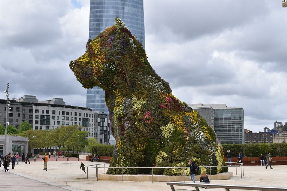 Bepflanzte Hundefigur am Eingang