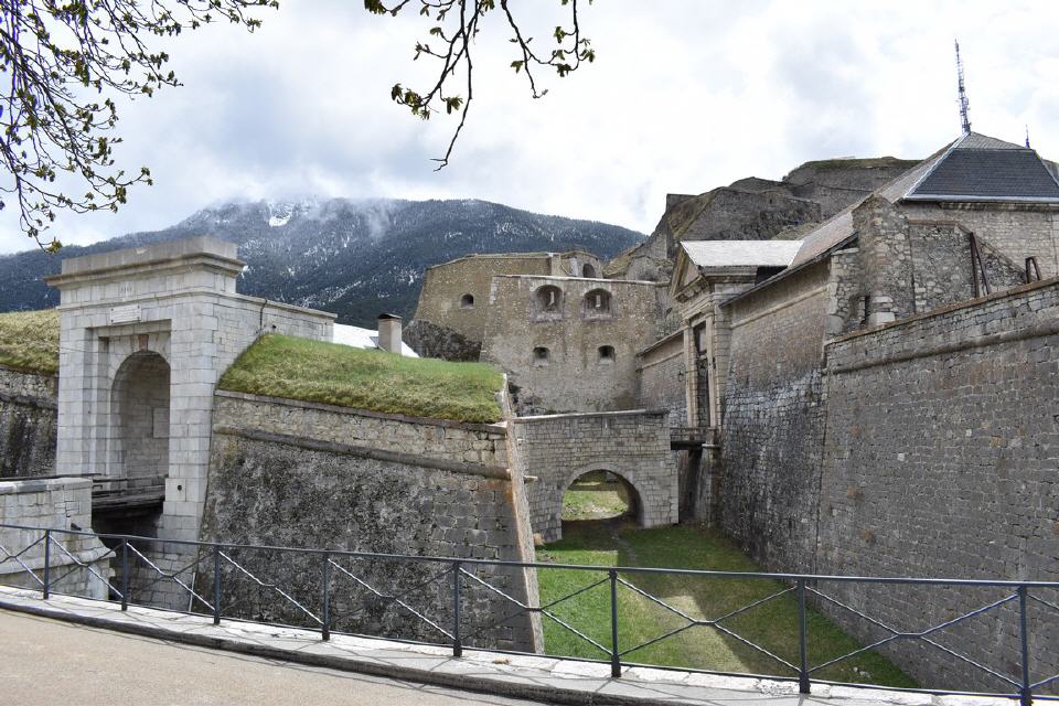 Stadttor und beeindruckende Wehrmauern