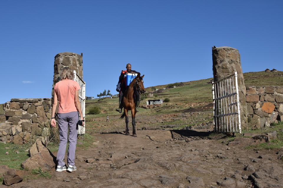 Weg durch die Lodge ins Dorf