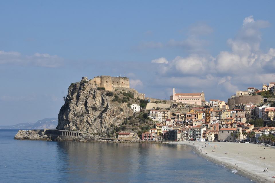 Mittagsrast am schönen Strand von Scilla